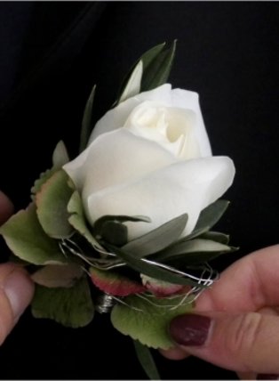 Hochzeitsfloristik vom Blumen Plank - Reversschmuck für den Bräutigam
